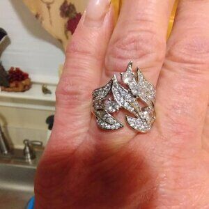 BEAUTIFUL DESIGN  (NIB) SILVER RING WITH RINSTONES